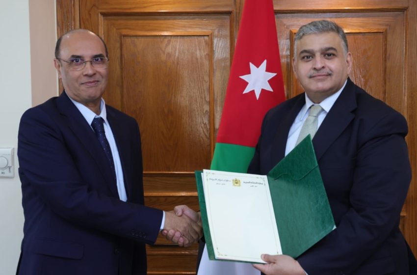  L’ambassadeur Fouad Akhrif remet au SG du ministère jordanien des AE une copie figurée de ses lettres de créance