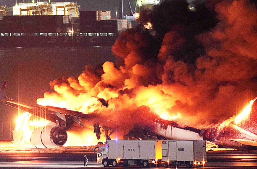 Japon: 5 membres d’équipage d’un avion des garde-côtes morts après une collision avec un avion de ligne