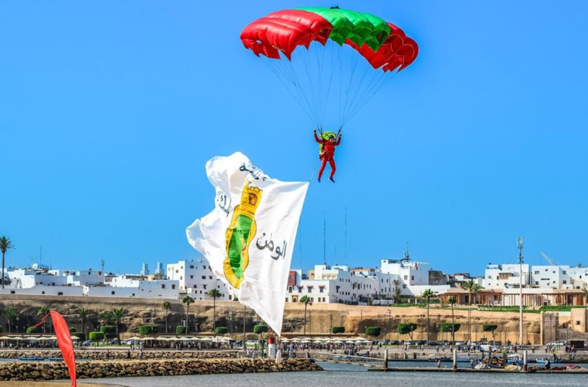  Fête du Trône 2024: le public impressionné par des sauts d’exhibition exécutés par des parachutistes au Bouregreg