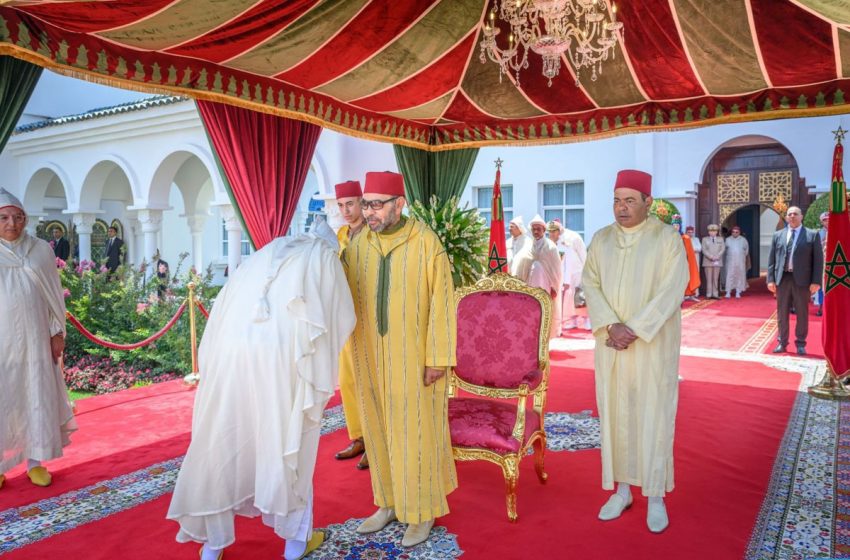 Sa Majesté le Roi préside à M’diq une réception à l’occasion de la Fête du Trône