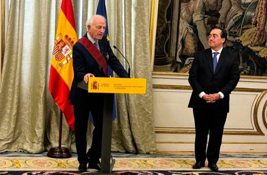  Espagne : M. Azoulay reçoit la Grande Croix de l’Ordre d’Alphonse X le Sage des mains de M. Albares