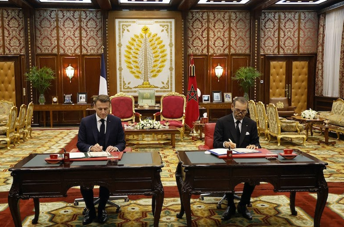 SM le Roi Mohammed VI et le Président Emmanuel Macron président la cérémonie de signature de plusieurs accords entre le Royaume du Maroc et la République française