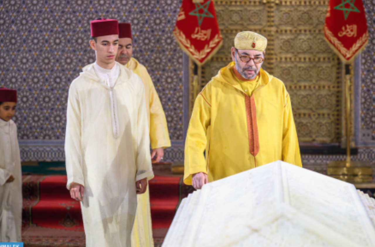 SM le Roi, Amir Al Mouminine, se recueille sur la tombe de Feu SM le Roi Mohammed V