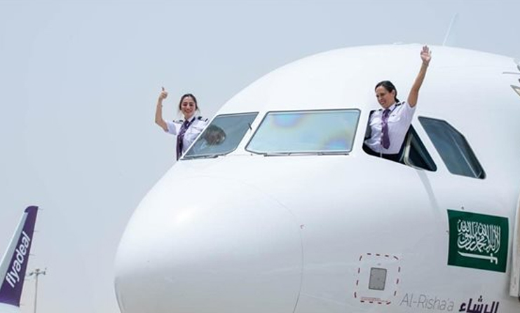  أول رحلة طيران داخلية في السعودية بطاقم نسائي