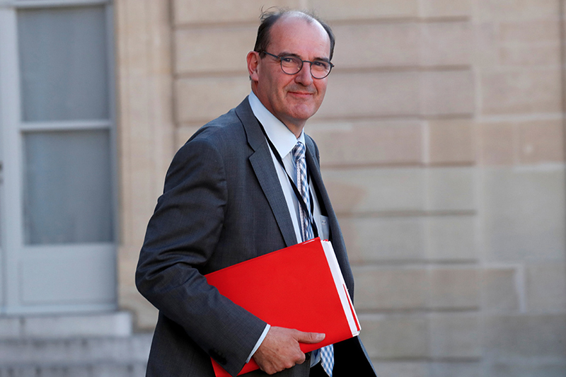 جان كاستيكس يقدم استقالة حكومته للرئيس الفرنسي إيمانويل ماكرون