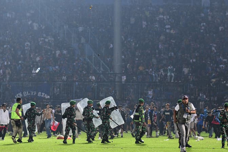  كارثة رياضية في إندونيسيا.. وفاة 174 مشجعا بعد تدافع في ملعب كرة قدم