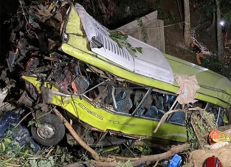 11 قتيلا في حادث اصطدام بين شاحنة وحافلة في الفلبين