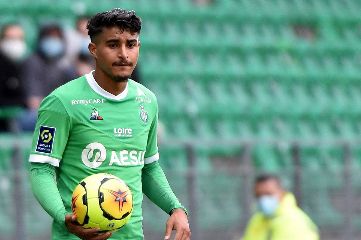 المغربي أيمن موفق يمدد عقده مع سانت إتيان
