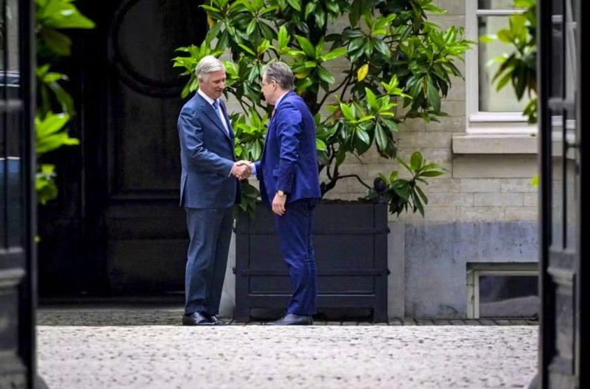 العاهل البلجيكي يكلف الزعيم القومي بارت دي ويفر بتشكيل الحكومة